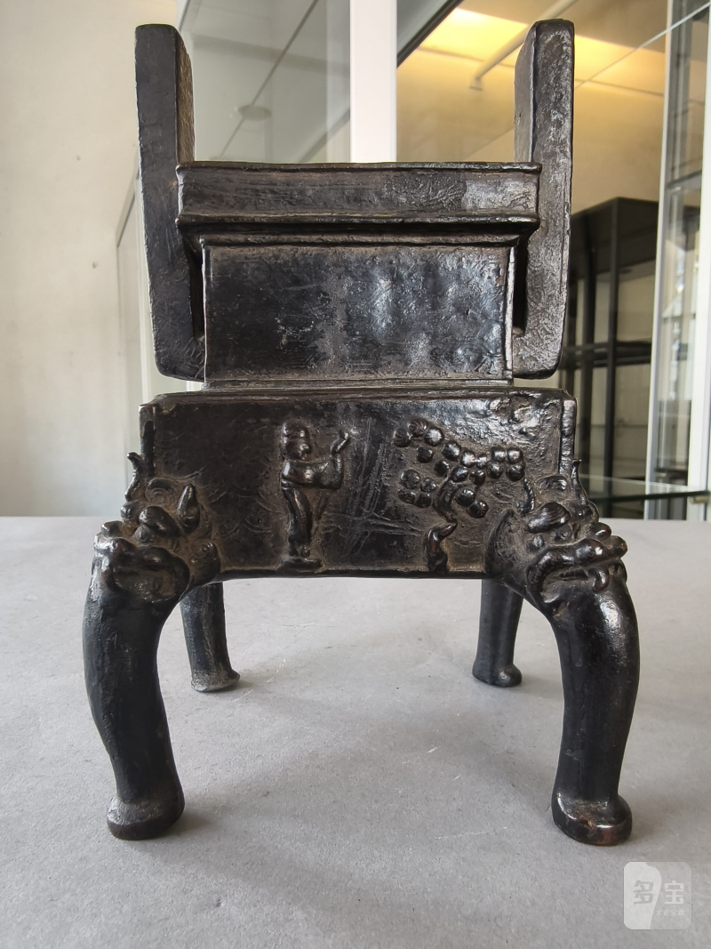 Two bronze incense burners, one on three legs, the second in the shape of a 'fang ding' - 图17